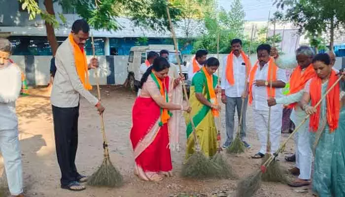 చీపురుపట్టి చెత్తను ఊడ్చిన ఎంపీ ఎందుకో తెలుసా..?