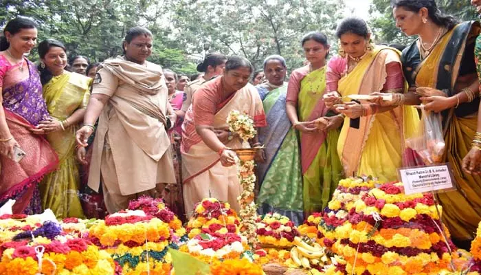 ఉస్మానియాలో బతుకమ్మ సంబరాలలో మంత్రి సీతక్క