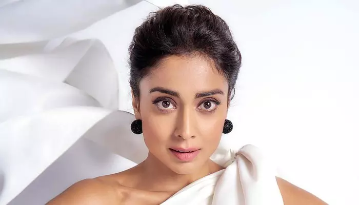 Shriya Saran: ఈ వయస్సులోనూ  స్ట‌న్నింగ్ లుక్స్‌తో కేక పెట్టిస్తోన్నశ్రియ‌