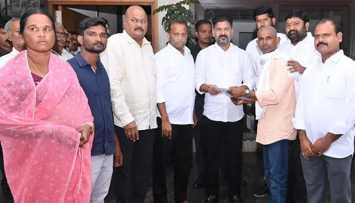 సీఎం రేవంత్ చొరవతో సౌదీ ఎడారి నుంచి స్వదేశానికి.. సీఎంను కలిసిన నిర్మల్ వాసి..