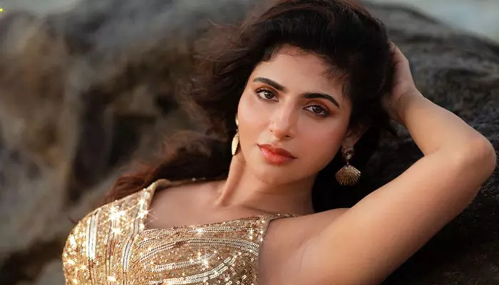 Iswarya Menon :  ఎగిసిపడుతున్న ఎద అందాలు.. కుర్రకారు బేజారు