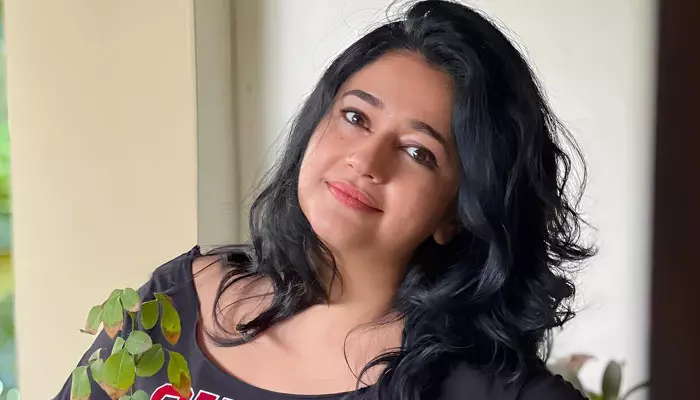 Poonam Bajwa : ఎగిసిపడుతున్న అందాలతో రెచ్చగొడుతున్న బొద్దుగుమ్మ