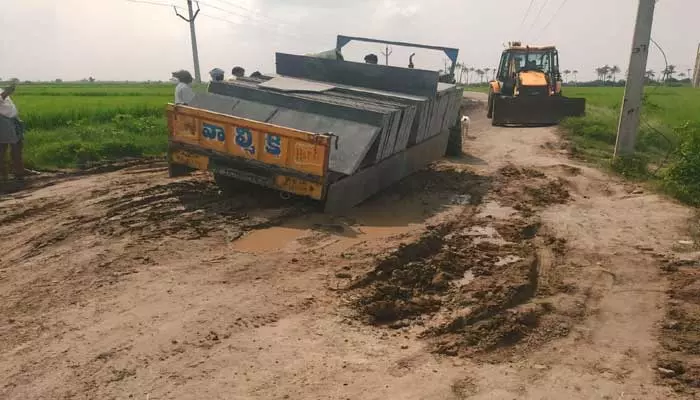 ప్రమాదకరంగా ప్రధాన రహదారులు.. వాహనాలు రాకపోకలు బంద్