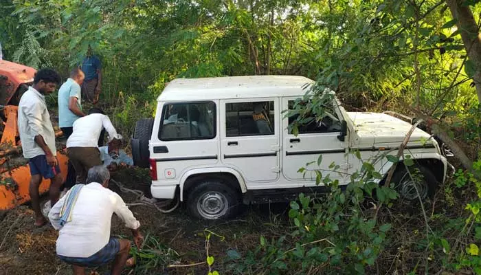 పొదల్లోకి దూసుకెళ్లిన బొలెరో వాహనం.. ఆర్టీసీ ఆఫీసర్లకు తప్పిన ప్రమాదం