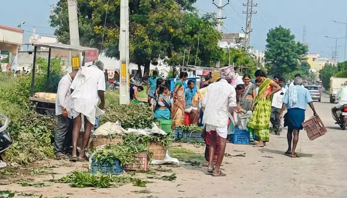 సీతాఫలం మార్కెట్‌కు  సొంత స్థలం కరువు..