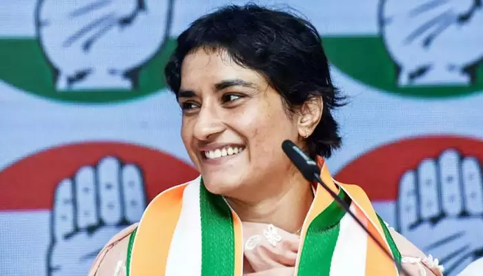 Vinesh Phogat: స్టార్ రెజ్లర్ వినేశ్‌ ఫోగాట్‌‌కు బిగ్ షాక్.. 2 వేల ఓట్ల తేడాతో వెనుకంజ