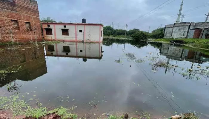 మురుగు నీటితో బేజారవుతున్న స్థానికులు