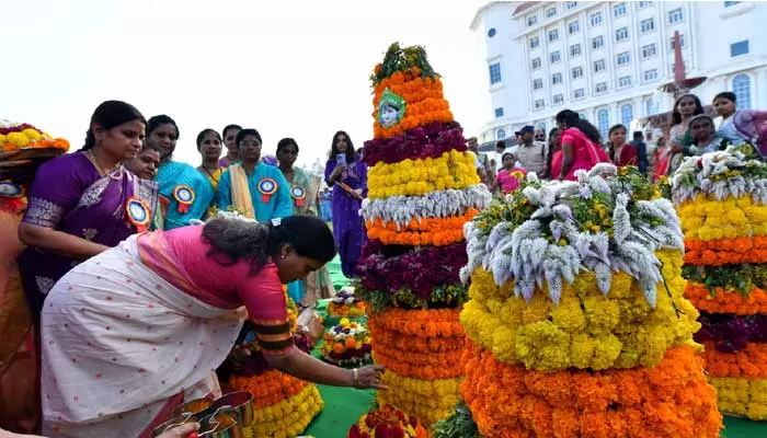 CS Shanti Kumari : తీరొక్క పూలతో సచివాలయంలో బతుకమ్మ సంబురాలు!