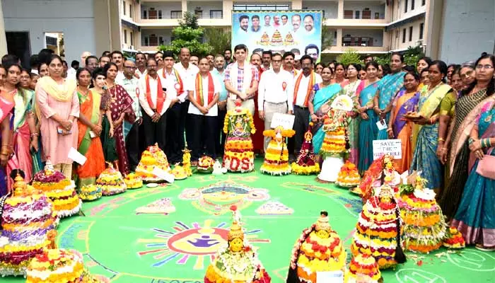 మహిళల ఐక్యతకు నిదర్శనం బతుకమ్మ