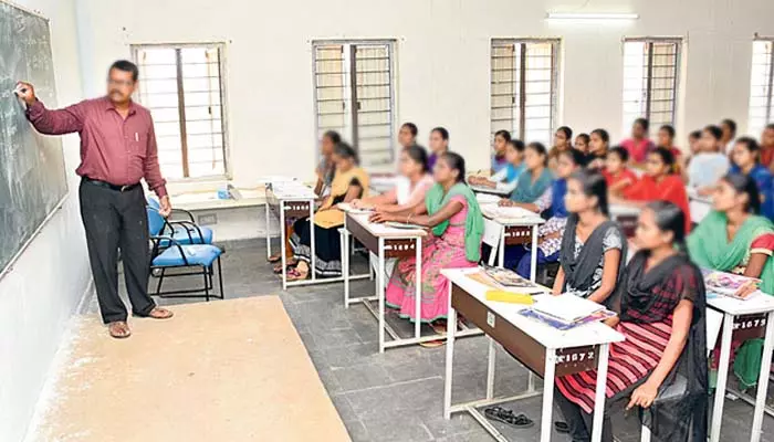 పండుగకు కూడా పస్తులే.. కష్టాల్లో కాంట్రాక్ట్ లెక్చరర్లు!