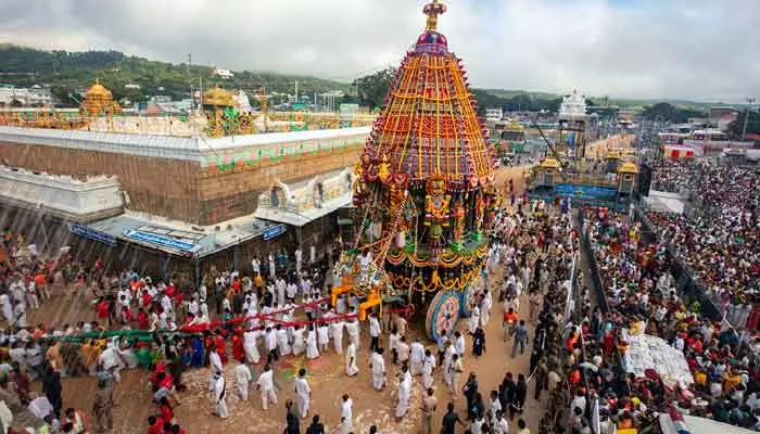 భక్తుల మనోరథాన్ని అధిరోహించిన దేవదేవుడు...