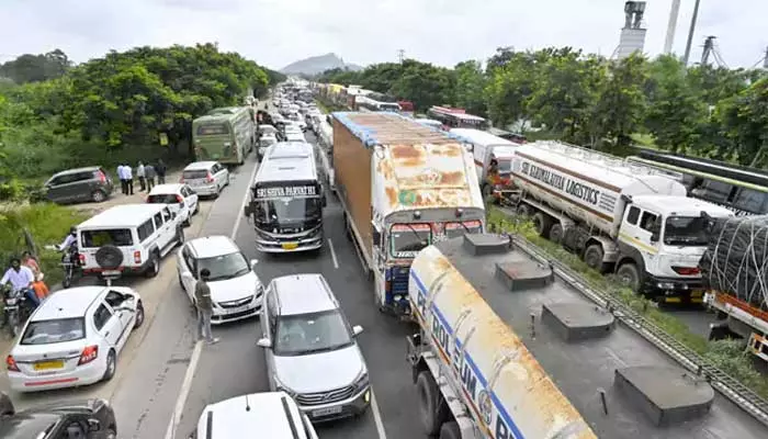 Traffic: హైదరాబాద్ కు క్యూ కట్టిన వాహనాలు.. టోల్ ప్లాజాల వద్ద భారీగా ట్రాఫిక్ జామ్