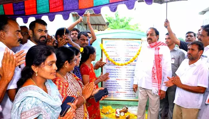 వర్షపు నీరు నిలవకుండా రోడ్లు నిర్మించాలి