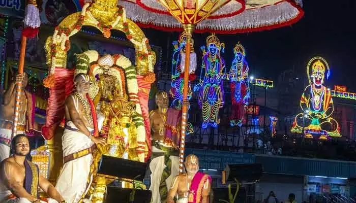 Tirumala: వైభవంగా బ్రహ్మోత్సవాలు... అశ్వ వాహ‌నంపై మలయప్పస్వామి దర్శనం