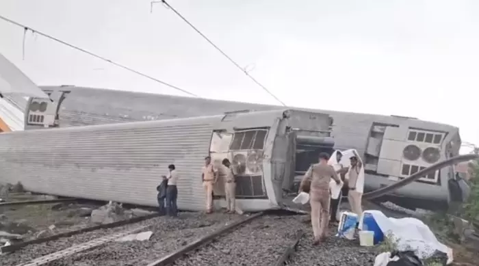 Train Accident:తమిళనాడులో ఘోర రైలు ప్రమాదం.. 19 మందికి గాయాలు