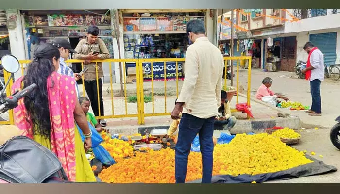 ఆకాశాన్నంటిన పూల ధరలు..