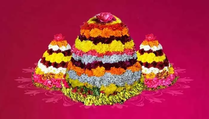 Bathukamma : ఆ రెండు గ్రామాల్లో సద్దుల బతుకమ్మ వేడుకలు సపరేటు