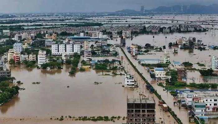 భారీ వర్షాల హెచ్చరికలు.. ముందస్తుగా పలు జిల్లాలకు సహాయ నిధులు విడుదల