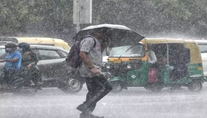 Rain alert: బంగాళఖాతంలో అల్పపీడనం.. దంచికొడుతున్న భారీ వర్షాలు..