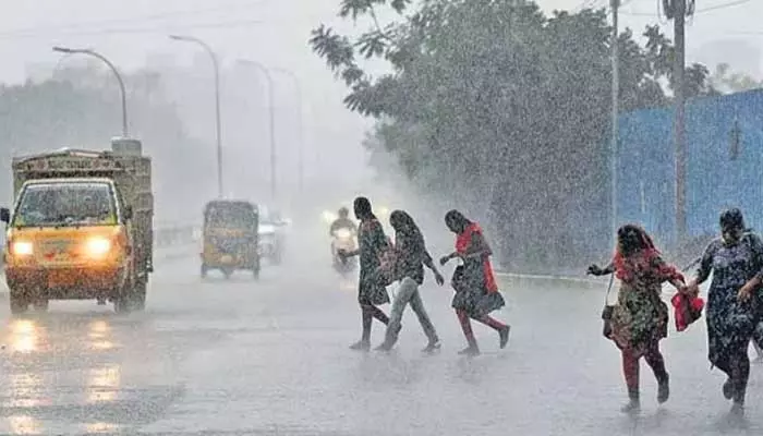 Hyderabad Rains : నగరంలో దంచికొడుతున్న భారీ వర్షం