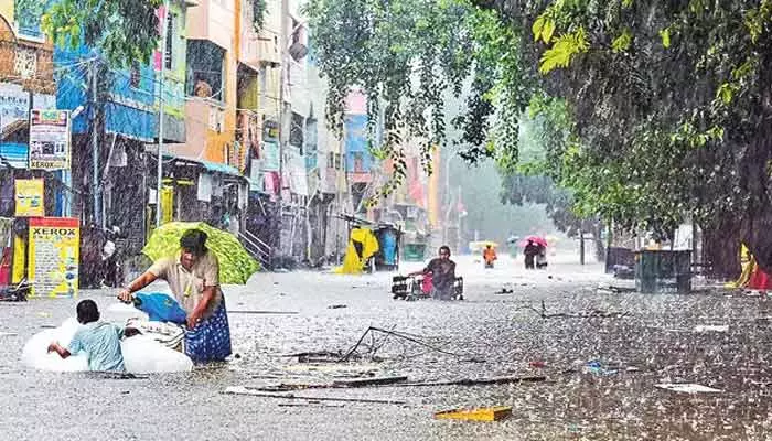 రాష్ట్రంలో బీభత్సమైన వర్షాలు.. నీటమునిగిన వేలాది ఇళ్లు