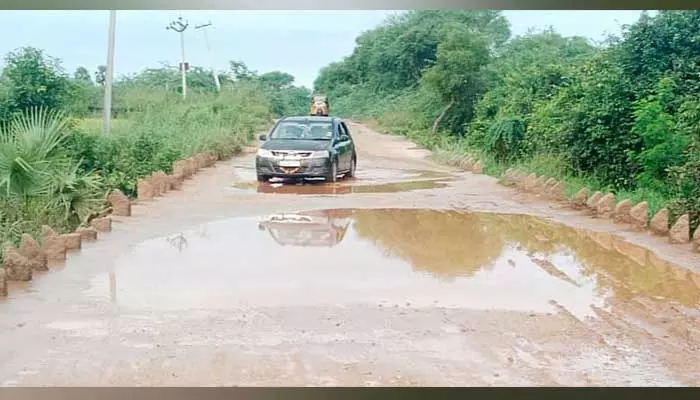 బురద గుంటగా మారిన రోడ్డు..