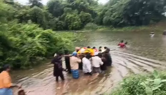 ‘వర్షంలో సాహస శవయాత్ర’.. ఆ గ్రామ ప్రజల బాధ వర్ణనాతీతం