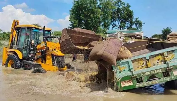 బ్రిడ్జి లేక రైతులకు తప్పని తిప్పలు..