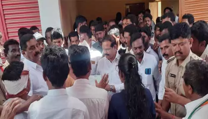 చెక్కుల పంపిణీలో ఇందిరమ్మ కమిటీల గొడవ