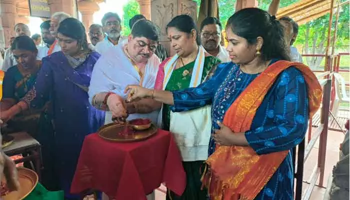 Ponnam Prabhakar : అమ్మవారి సన్నిధిలో రవాణా శాఖ మంత్రి