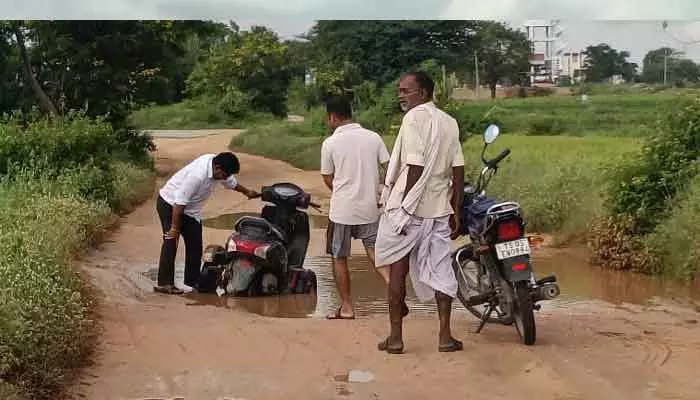 కొద్దిపాటి వర్షానికే చిత్తడిగా మారుతున్న రహదారి