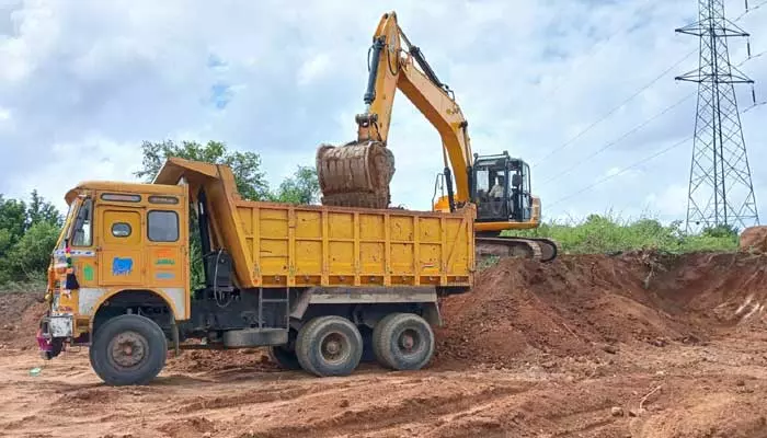 జోరుగా ప్రభుత్వ భూములలో ఎర్ర మట్టి దందా..