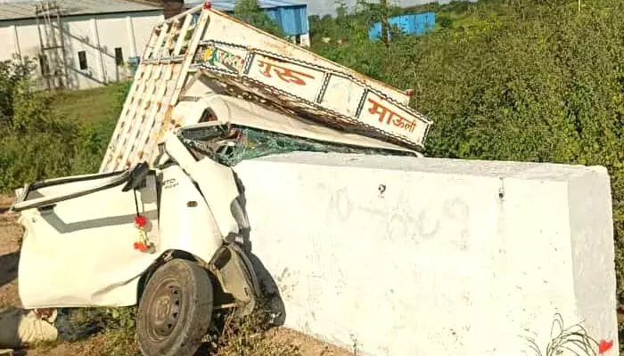 కల్వర్టును ఢీకొని ట్రాలీ ఆటో డ్రైవర్​ దుర్మరణం