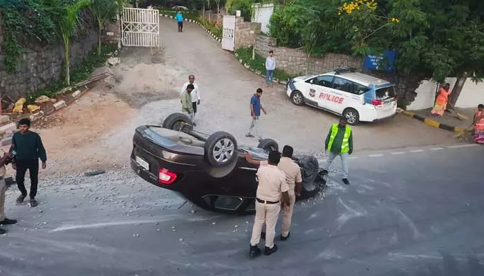 ప్రజా భవన్ వద్ద కారు బీభత్సం..