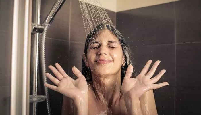 Shower bothing : ప్రతిరోజూ షవర్ కింద స్నానం చేయడం మంచిదేనా?