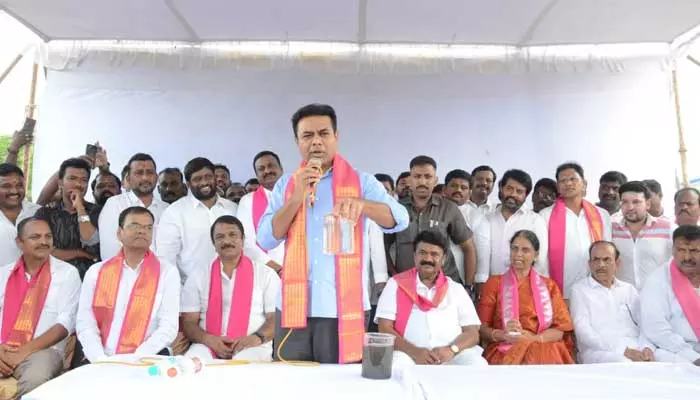 ఢిల్లీలో కాంగ్రెస్‌కు మూటలు మోస్తున్న రేవంత్ :  కేటీఆర్