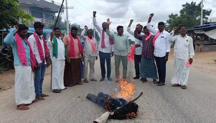 కేటిదొడ్డిలో ప్రభుత్వ దిష్టిబొమ్మ దగ్దం..