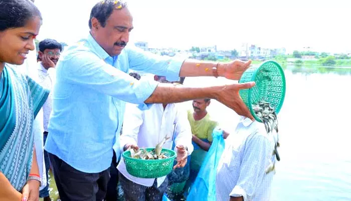 గంగపుత్రుల ఆర్థిక అభివృద్ధికి కృషి