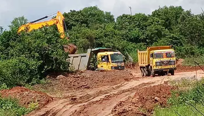 జోరుగా ప్రభుత్వ భూములలో ఎర్ర మట్టి దందా..