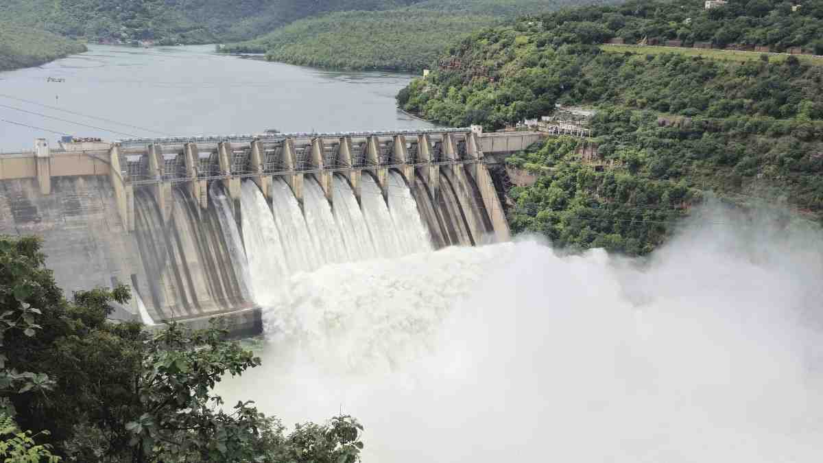 Srisailam reservoir:శ్రీశైలం జలాశయానికి కొనసాగుతున్న వరద ఉధృతి