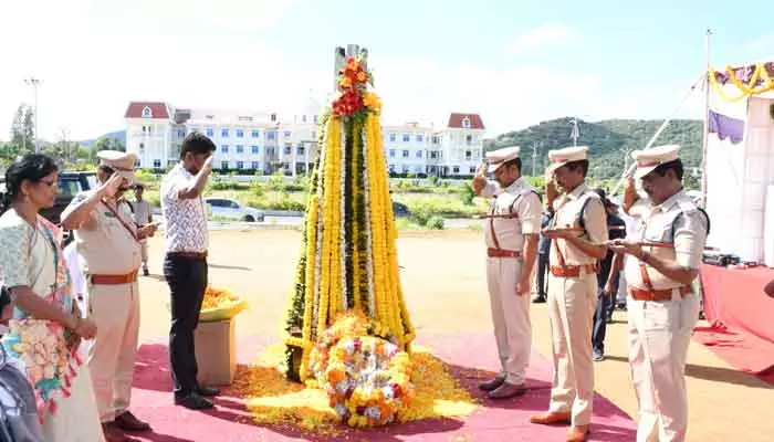 త్యాగాలను స్మరించుకోవాలి : వనపర్తి కలెక్టర్