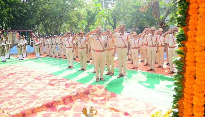 పోలీసు అమరవీరుల త్యాగాలు మరువలేనివి - ఏసీపీ రవికుమార్