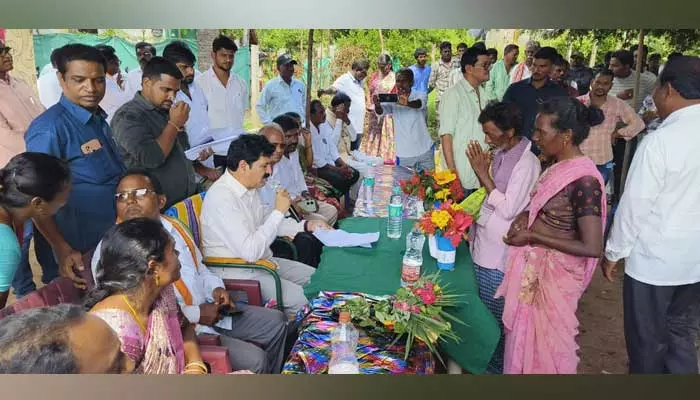 పేరూరు ప్రజలతో ఎమ్మెల్యే తెల్లం..