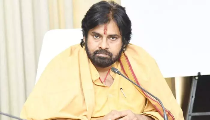 Pawan Kalyan: ఏపీ రాజకీయాల్లో సంచలనం.. పవన్ కళ్యాణ్‌కు కోర్టు నోటీసులు