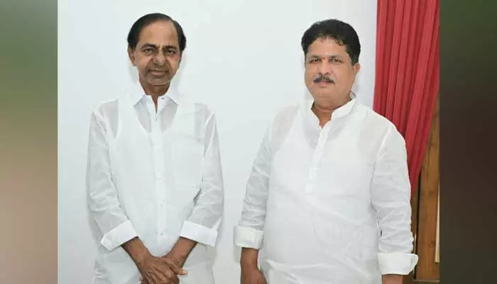 మాజీ సీఎం కేసీఆర్​ను కలిసి ఎమ్మెల్యే మాధవరం కృష్ణారావు..