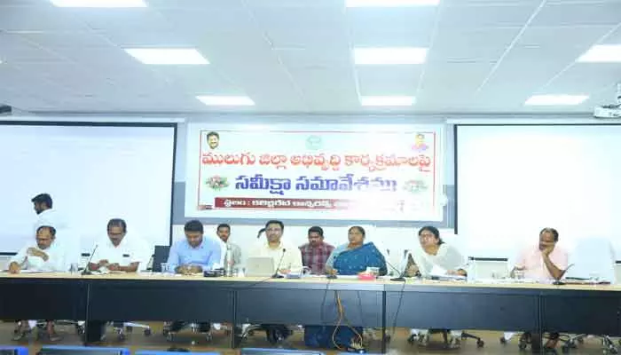 Minister Sitakka : అన్ని శాఖల ఉద్యోగులు ఒకే కుటుంబంలా కలిసి పని చేయాలి