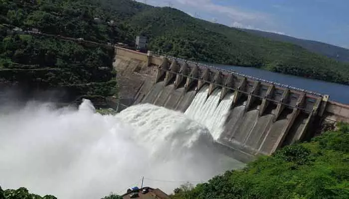 Srisailam Dam: శ్రీశైలం జలాశయానికి కొనసాగుతున్న వరద