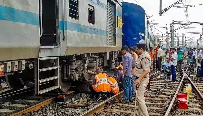 పట్టాలు తప్పిన షాలిమార్ ఎక్స్‌ప్రెస్ రైలు