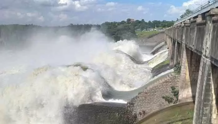 నిజాంసాగర్‌ ప్రాజెక్ట్‌ గేట్లు ఎత్తి దిగువకు నీటి విడుదల