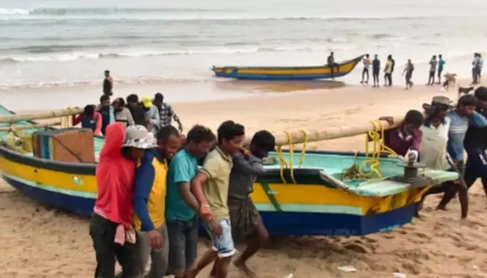 Cyclone Dana: దూసుకొస్తున్న ‘దానా’.. ఒడిశా, బెంగాల్‌లలో అలర్ట్